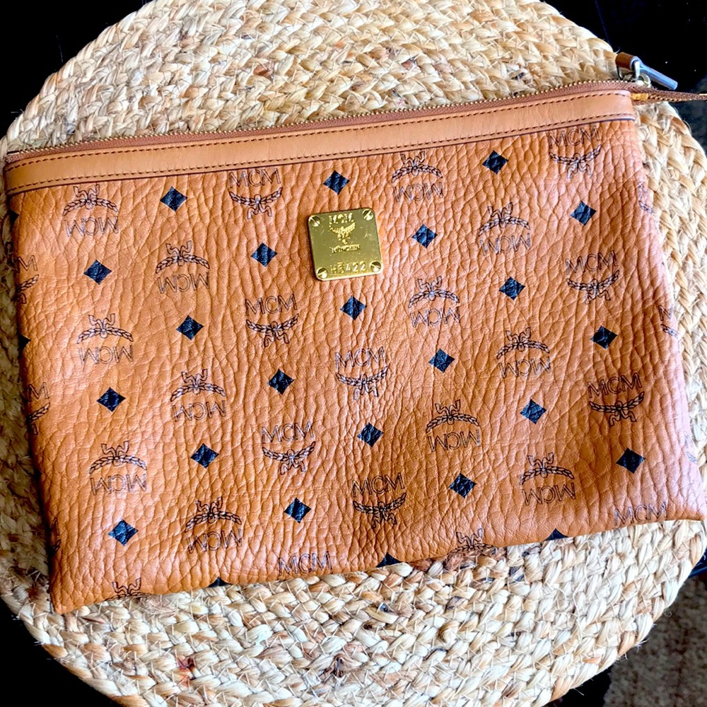 👛👛👛